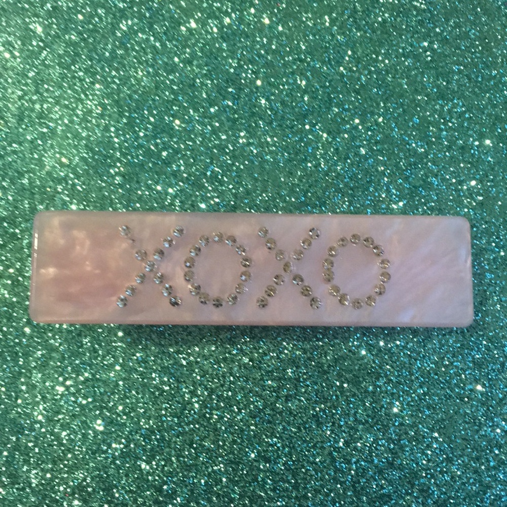 Light pink xoxo hair clip